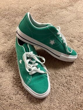 Women’s converse Green Star Lace-Up Sneakers with White Trim 6.5